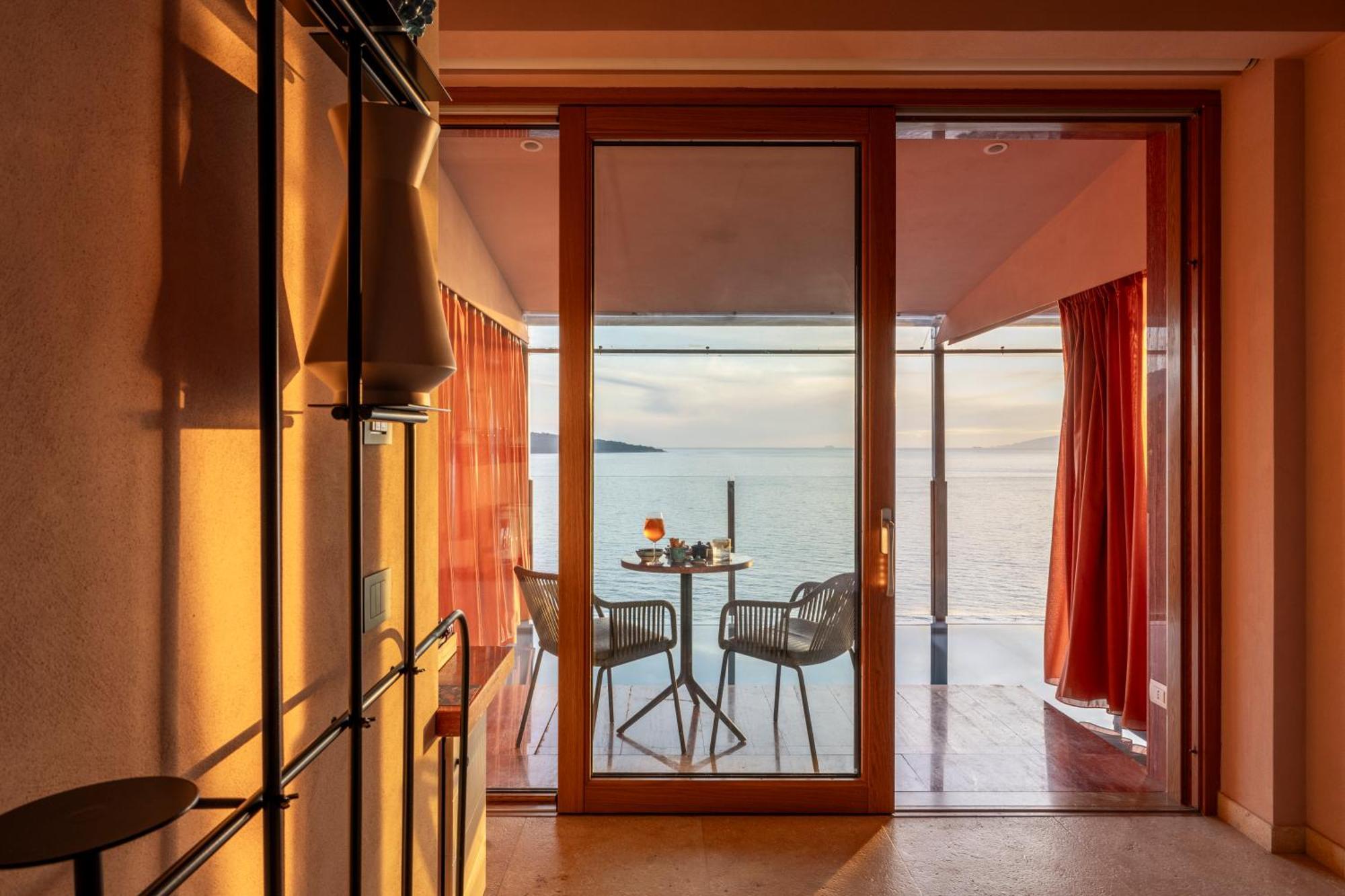 Laqua By The Sea Hotel Мета Екстериор снимка